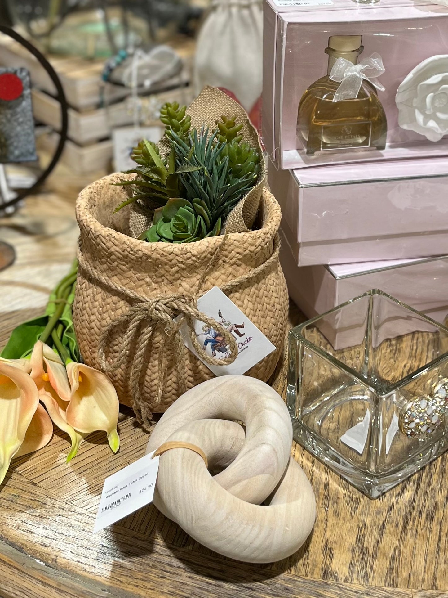 WOODEN KNOT TABLE DECOR